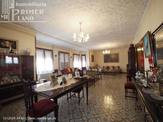 Vivienda en esquina junto a c/Cervantes y Alfonso XII, de 302 m2 de 6 dorm, 2 baños, garaje y patio