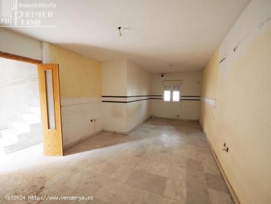 Casa en barrio Los Pajaritos, para reformar, con 3 dorm, 2 baños, garaje y amplio patio - CIUDAD RE