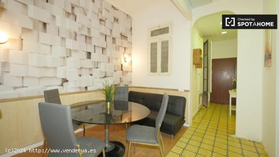 Acogedor apartamento de 2 dormitorios con terraza en alquiler en El Raval - BARCELONA