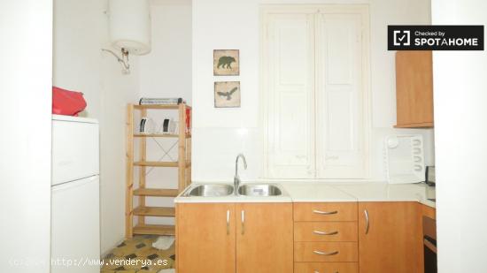 Acogedor apartamento de 2 dormitorios con terraza en alquiler en El Raval - BARCELONA