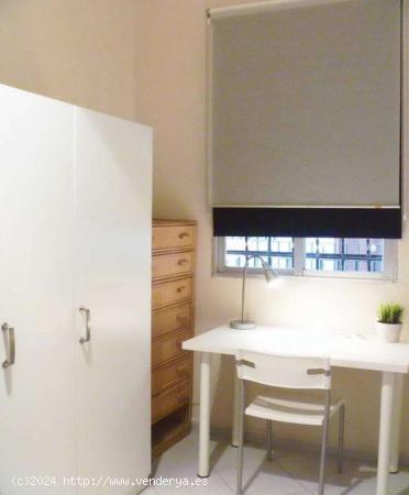 Habitación grande con estantería en un apartamento de 4 dormitorios, Delicias - MADRID 
