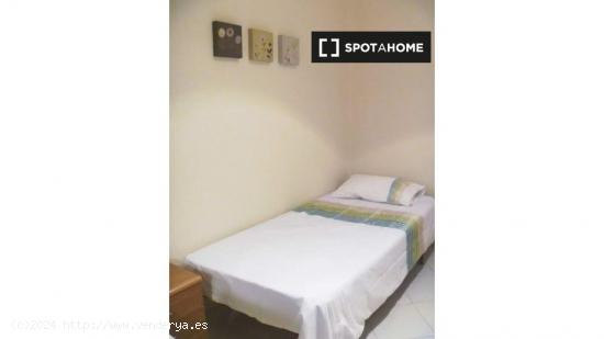 Habitación grande con estantería en un apartamento de 4 dormitorios, Delicias - MADRID