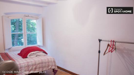 Amplia habitación en alquiler en apartamento de 5 dormitorios en El Raval - BARCELONA