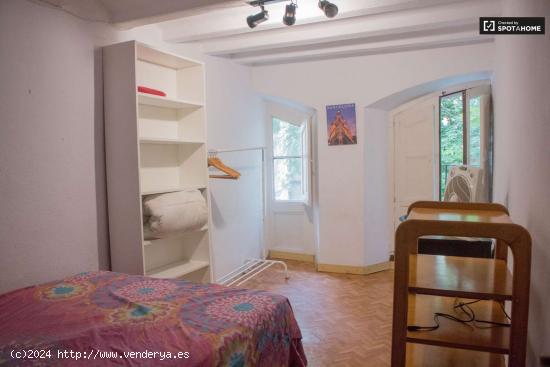 Cómoda habitación en alquiler en apartamento de 5 dormitorios en El Raval - BARCELONA