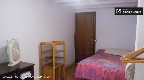 Cómoda habitación en alquiler en apartamento de 5 dormitorios en El Raval - BARCELONA