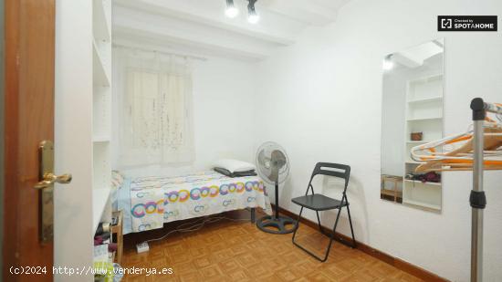 Habitación bien amueblada en alquiler en un apartamento de 5 dormitorios en El Raval - BARCELONA 