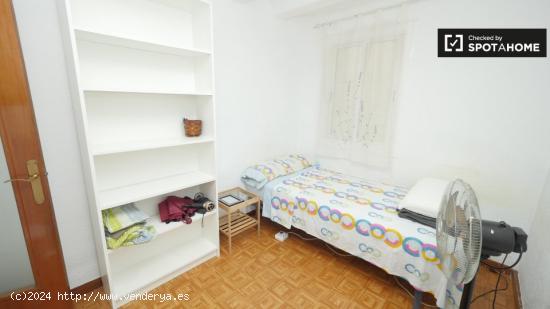 Habitación bien amueblada en alquiler en un apartamento de 5 dormitorios en El Raval - BARCELONA