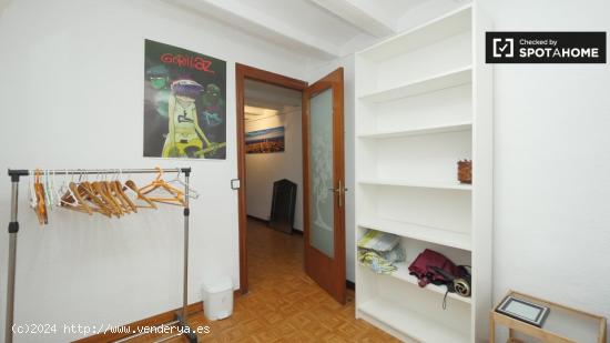 Habitación bien amueblada en alquiler en un apartamento de 5 dormitorios en El Raval - BARCELONA