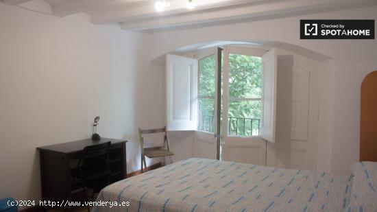 Habitación soleada en apartamento de 5 dormitorios en El Raval, Barcelona - BARCELONA