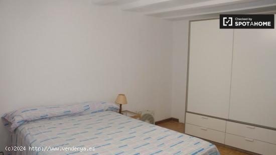 Habitación soleada en apartamento de 5 dormitorios en El Raval, Barcelona - BARCELONA