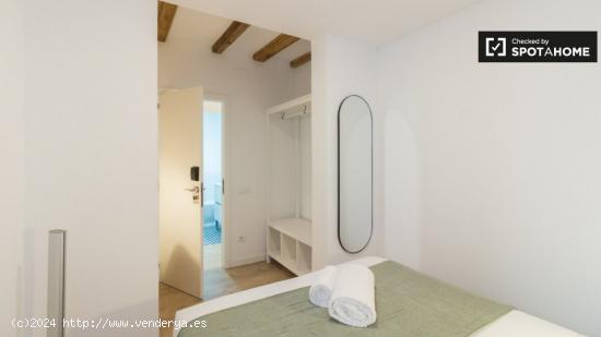 Se alquila habitación en apartamento de 5 habitaciones en el Barrio Gótico - BARCELONA