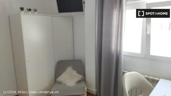 Alquiler de habitaciones en piso de 4 dormitorios en Zaragoza - ZARAGOZA