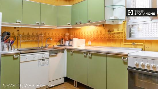 Se alquilan habitaciones en apartamento de 3 dormitorios en Madrid - MADRID