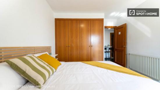 Se alquila habitación en apartamento de 6 dormitorios en Algirós. - VALENCIA