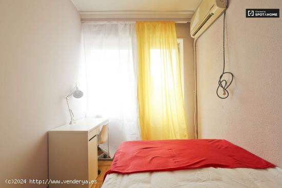 Habitación luminosa en apartamento de 7 dormitorios cerca de Plaza Castilla - MADRID 