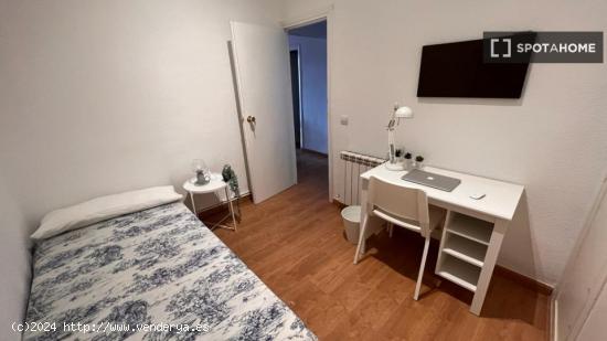 Alquiler de habitaciones en piso de 3 dormitorios en Malasaña - MADRID