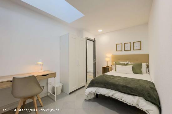  Dormitorio en un apartamento de 7 habitaciones en Barcelona - BARCELONA 