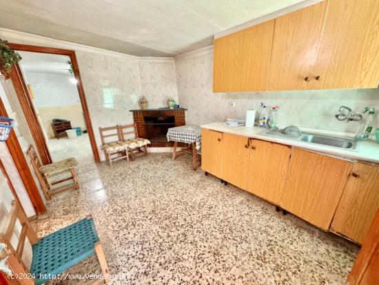 MARAVILLOSA CASA DE CAMPO A TAN SOLO 7 MIN DE ORIHUELA EN SUELO URBANO CON PORCHE, PATIO..¡VISITELA