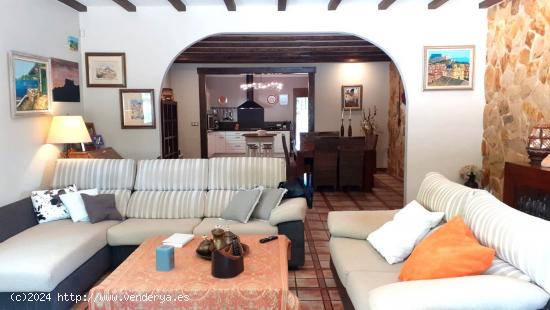 SE VENDE CHALET EN PETRER ZONA AGUARRIUS - ALICANTE