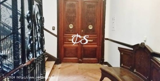 Venta. Piso. Zona Jerónimos. Actualmente oficina reconvertible a vivienda.