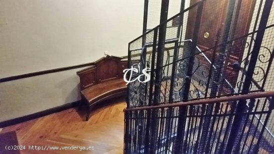 Venta. Piso. Zona Jerónimos. Actualmente oficina reconvertible a vivienda.