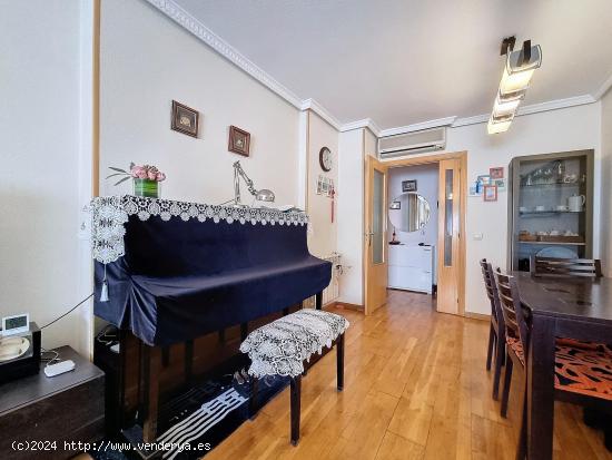 3 dormitorios, 2 baños, piscina, garaje y trastero - MADRID