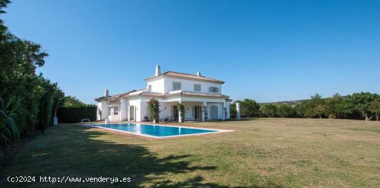 LUJOSA VILLA EN CLUB DE GOLF - CADIZ