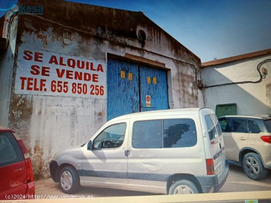 NAVE INDUSTRIAL EN CENTRO DEL PUEBLO - HUELVA