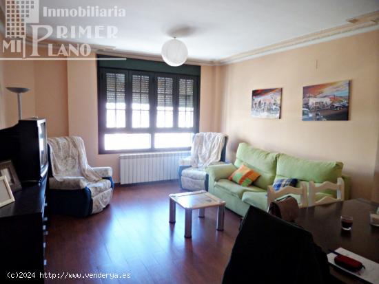  Casa adosada junto a calle Estacion, de 3 dormitorios, 2 baños, garaje, patio y cocinilla. - CIUDAD 