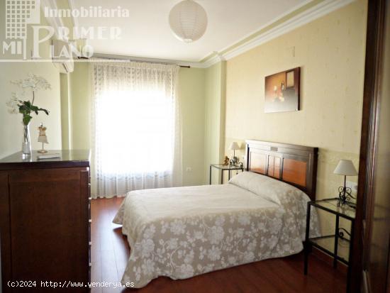 Casa adosada junto a calle Estacion, de 3 dormitorios, 2 baños, garaje, patio y cocinilla. - CIUDAD