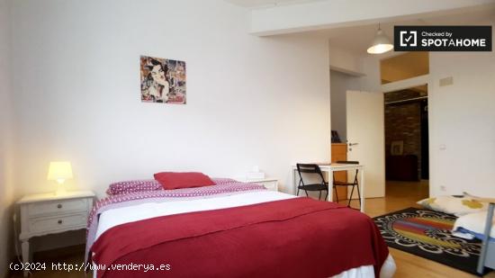 Habitación amueblada en un apartamento de 4 dormitorios en Poblenou - BARCELONA