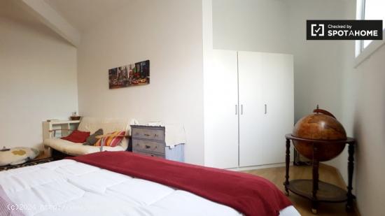 Habitación amueblada en un apartamento de 4 dormitorios en Poblenou - BARCELONA