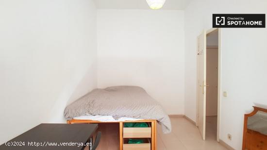 Habitación luminosa con balcón en alquiler en un apartamento de 4 dormitorios en El Raval - BARCEL