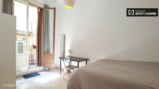 Habitación luminosa con balcón en alquiler en un apartamento de 4 dormitorios en El Raval - BARCEL
