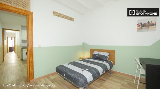 Amplia habitación en apartamento de 4 dormitorios en el Raval. - BARCELONA