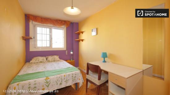 Colorida habitación para alquilar en apartamento de 4 dormitorios en Gràcia. - BARCELONA
