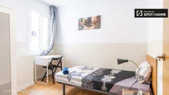 Habitación luminosa en alquiler en apartamento de 6 dormitorios en El Raval. - BARCELONA
