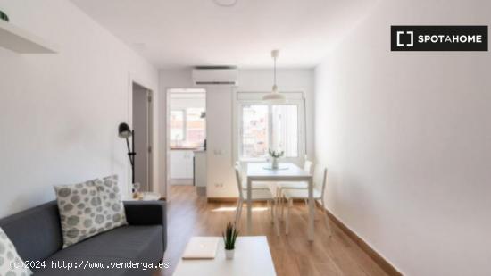 Se alquila habitación ordenada en piso de 4 dormitorios en L'Hospitalet de Llobregat - BARCELONA
