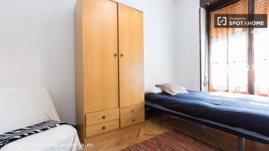 Habitación luminosa con armario independiente en el piso compartido, Chamberí - MADRID