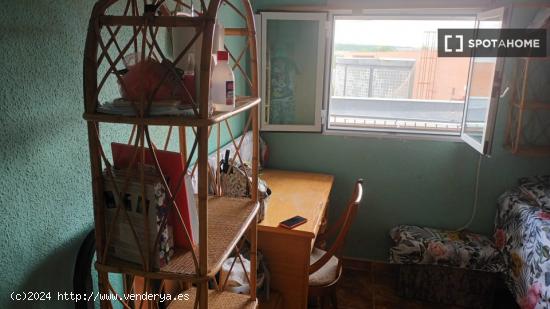 Se alquila habitación en apartamento de 3 dormitorios en Usera, Madrid - MADRID