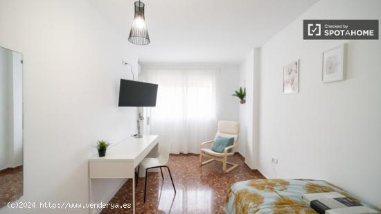 Se alquila habitación en apartamento de 5 dormitorios en Burjassot - VALENCIA