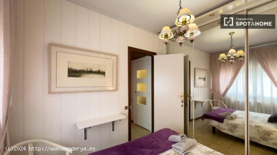 Se alquila habitación en apartamento de 3 dormitorios en Gràcia - BARCELONA