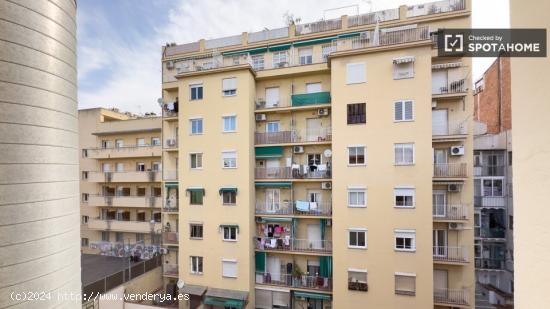 Se alquila habitación en apartamento de 3 dormitorios en Gràcia - BARCELONA