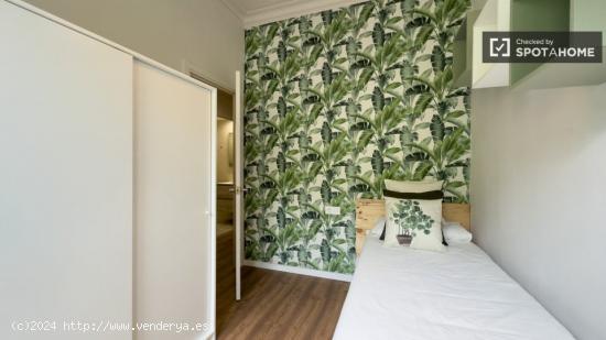 Se alquila habitación en piso de 6 habitaciones en Eixample - BARCELONA