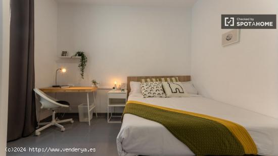 Se alquila habitación en piso de 5 dormitorios en Eixample - VALENCIA