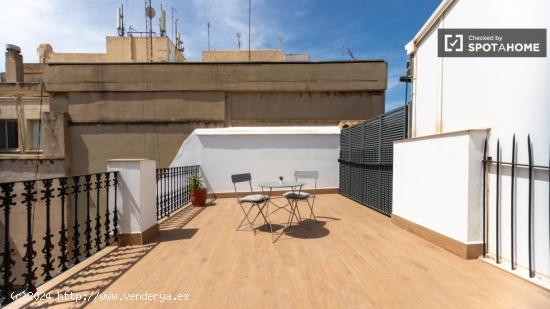 Se alquila habitación en piso de 5 dormitorios en Eixample - VALENCIA