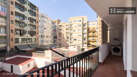 Se alquila habitación en piso de 8 habitaciones en Barcelona - BARCELONA