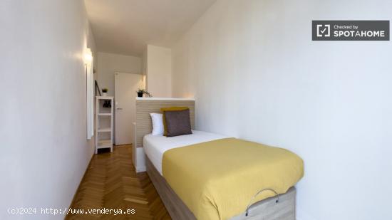 Se alquila habitación en piso de 8 habitaciones en Barcelona - BARCELONA