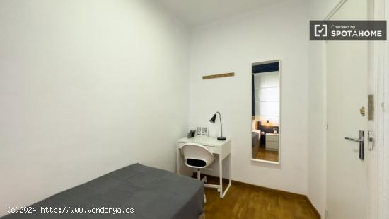 Se alquila habitación en piso de 5 dormitorios en Eixample - BARCELONA