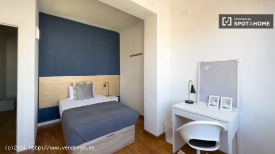 Se alquila habitación en piso de 5 dormitorios en Eixample - BARCELONA